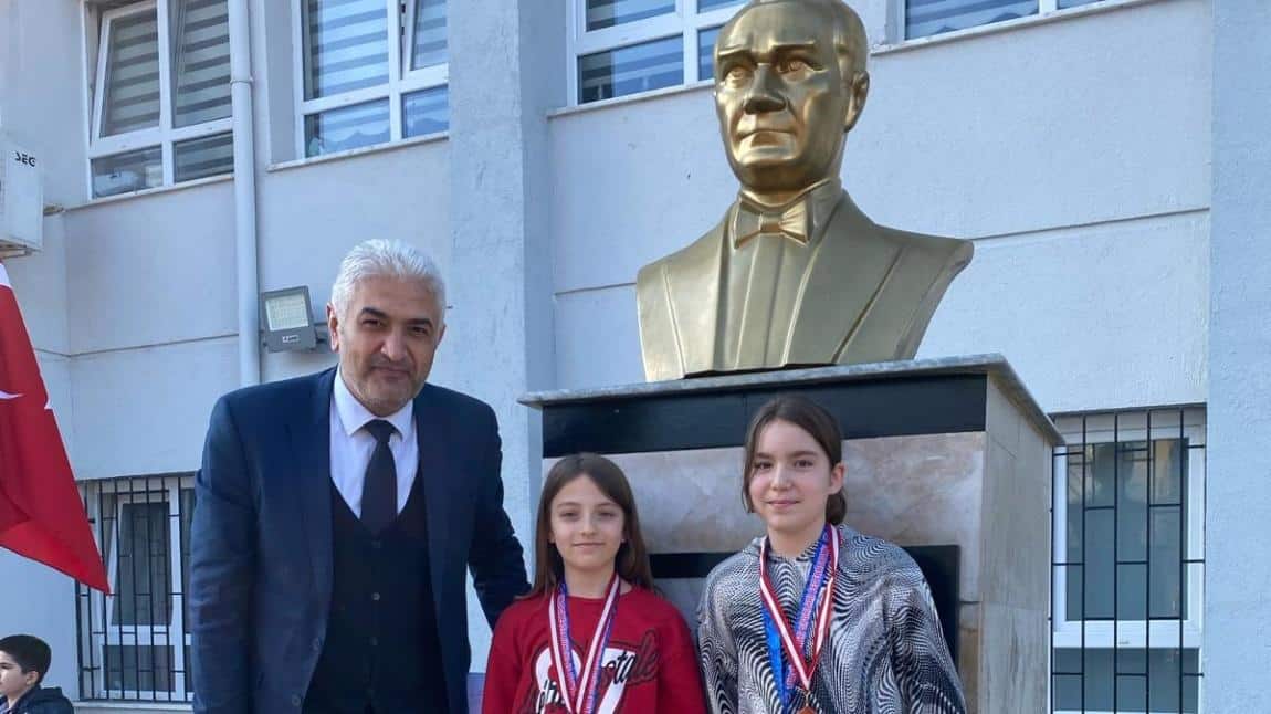 Türkiye Yüzme Şampiyonasında Derece Yapan Öğrencilerimiz Ödüllendirildi